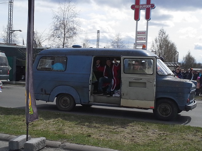 ja vain neljä kuukautta myöhässä oleva joulupukki.