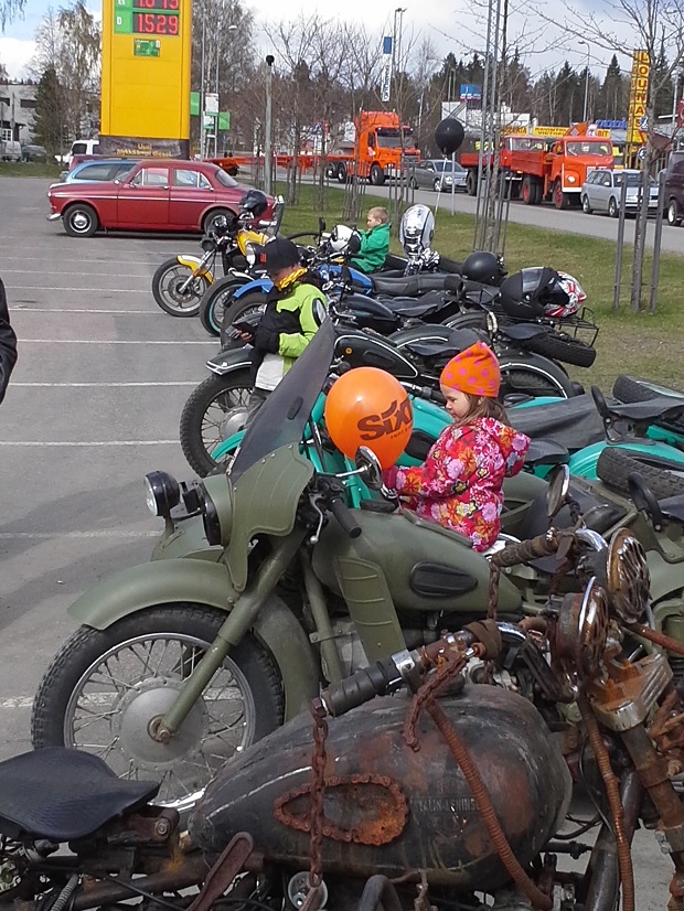 sitten sinne tuli pari muutakin tyyppiä.