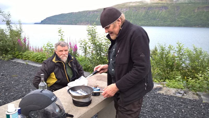 Karppi paistaa kalaa