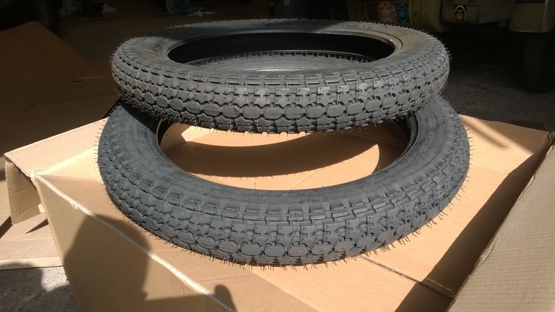 MITAS / 4.00 -19 TT RF (71P) H-02 yllä ja MITAS / 4.00 -19 XL (71P) H-02 SUPE. SIDE alla