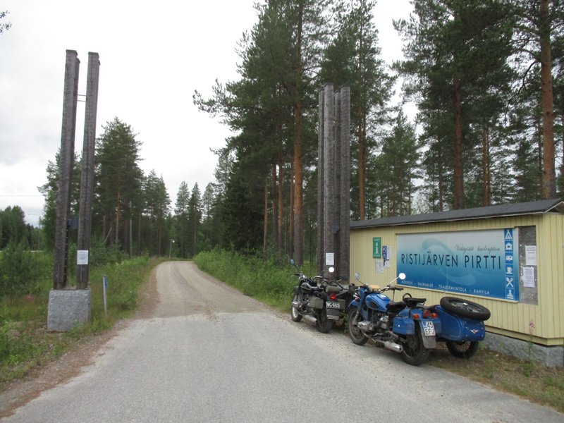 ..tai oikeastaan portilla tien vieressä 5-tien varressa